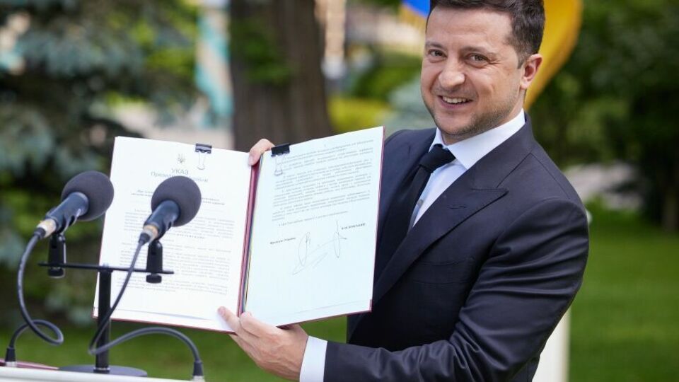 Зеленський публічно підписав указ про підвищення зарплат медикам
