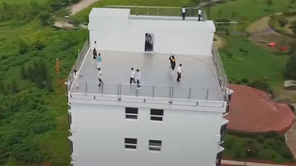 Здание построили за 28 часов и 45 минут