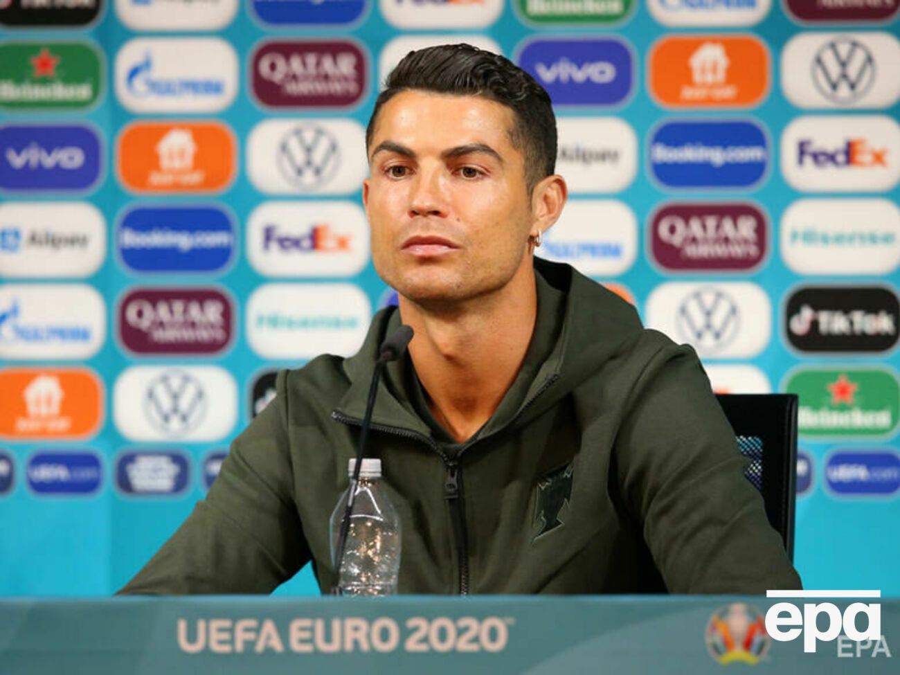 Роналду поставил перед собой бутылку воды вместо&nbsp;Coca-Cola на пресс-конференции перед игрой против Венгрии