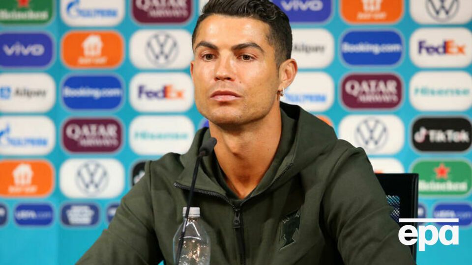 Роналду поставил перед собой бутылку воды вместо Coca-Cola на пресс-конференции перед игрой против Венгрии