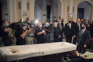 В Киеве похоронили Григория Чапкиса. Попрощаться с хореографом приехал Зеленский. Фоторепортаж