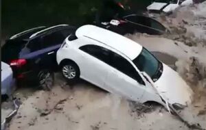 Потоки воды в Ялте сносят людей и машины