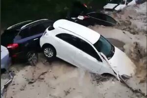 Потоки води в Ялті зносять людей і машини