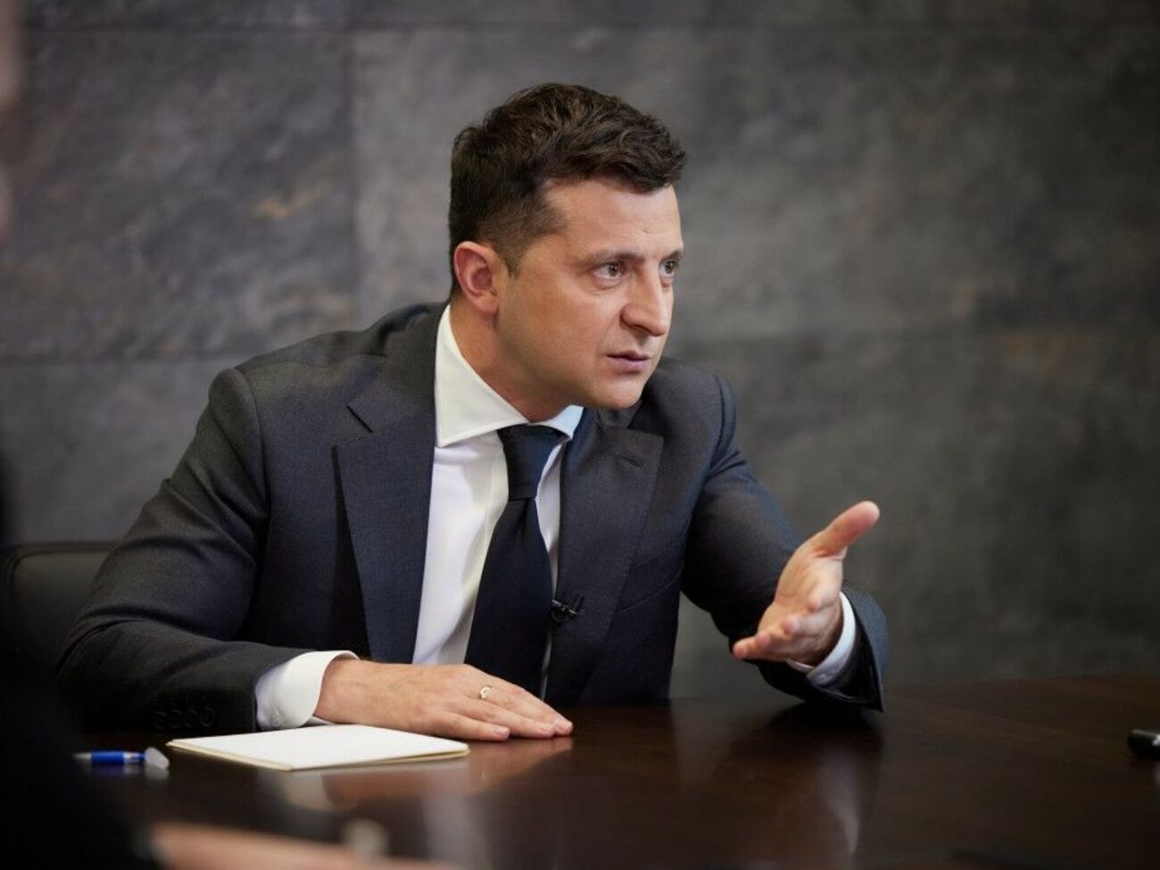 Зеленський повідомив, що РНБО ухвалила рішення ввести санкції проти 12 осіб, які перебувають у статусі суб'єкта підвищеного злочинного впливу