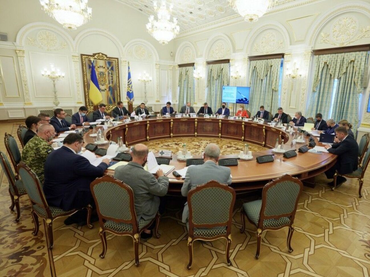 До складу РНБО входить 23 людини