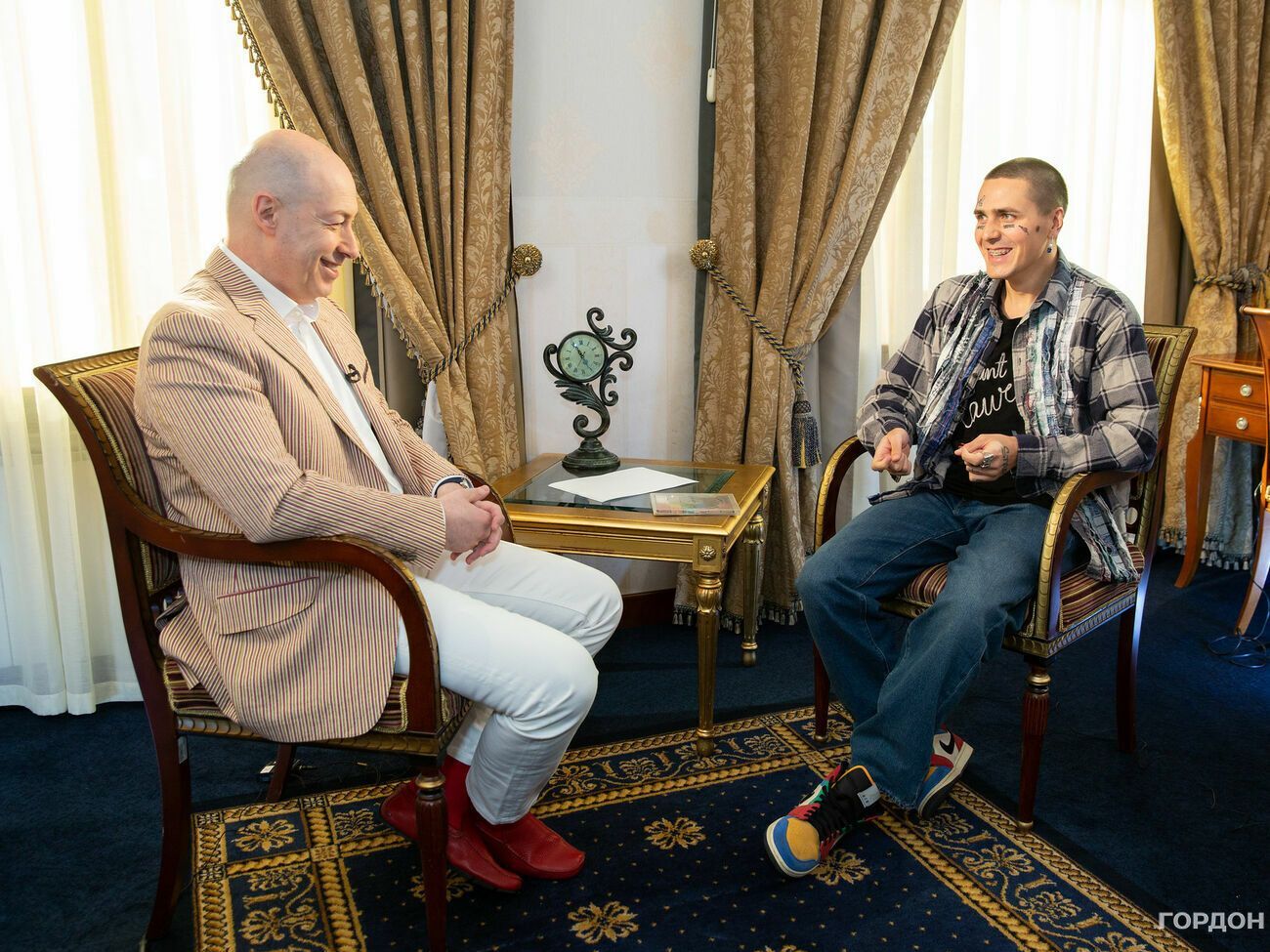 Face (праворуч): Та я взагалі не репер, напевно. Не знаю хто. Я не знаю, хто я. Я&nbsp;&ndash; Дмитро Гордон