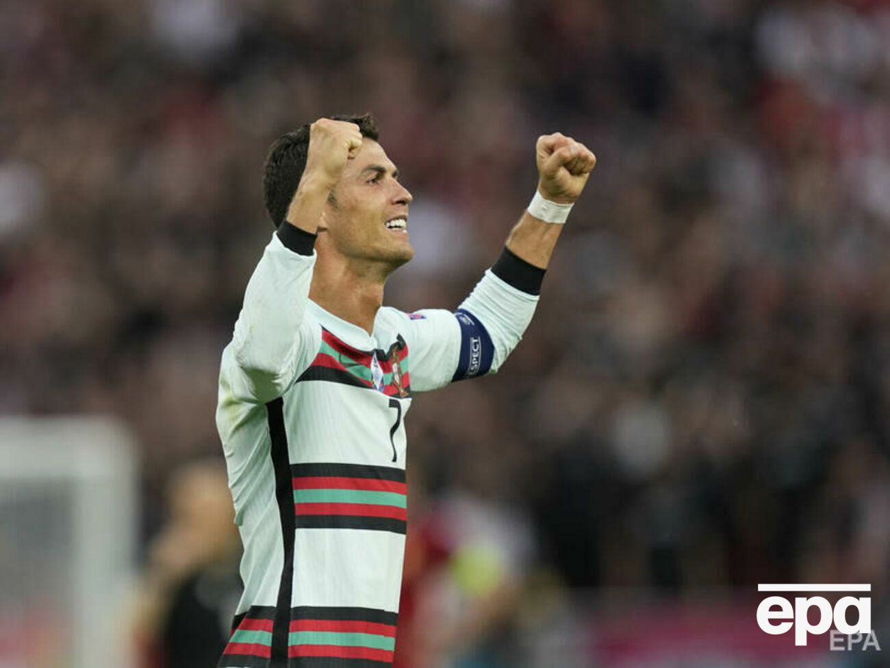 По количеству подписчиков Роналду обгоняет только аккаунт самой Instagram