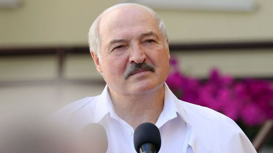 Лукашенко отреагировал на запрет пролета белорусских самолетов над Украиной