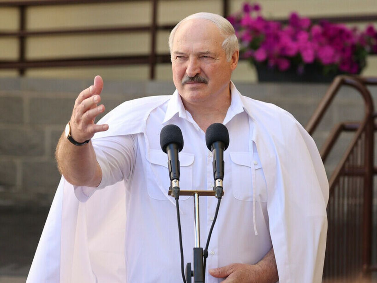 У Білорусі не поспішають із виробництвом власної вакцини проти COVID-19, зазначив Лукашенко