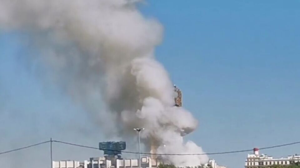 По данным СМИ, площадь пожара составляет 150 м²