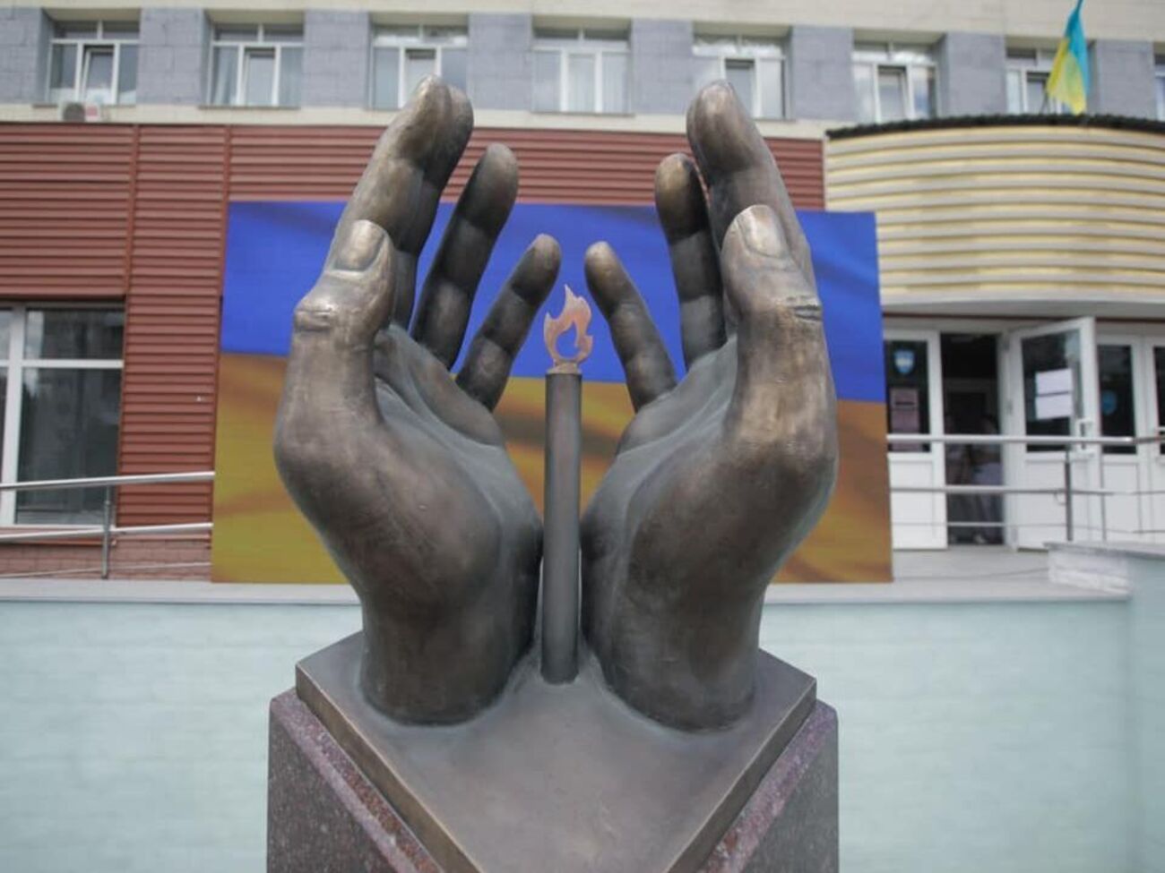 У Києві відкрили пам'ятник медикам, які померли від COVID-19
