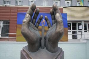 В Киеве открыли памятник медикам, которые умерли от COVID-19