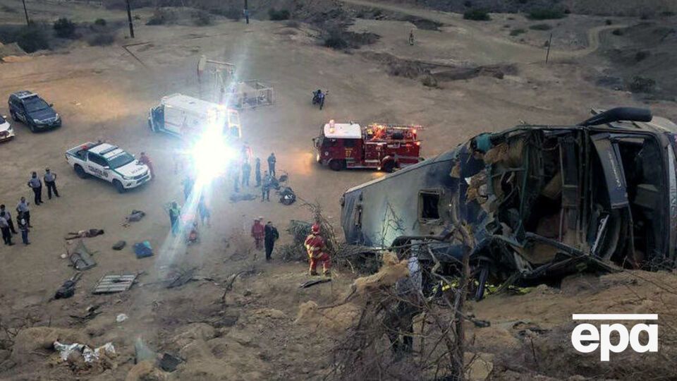 Автобус віз робітників у місто Арекіпа на півдні Перу