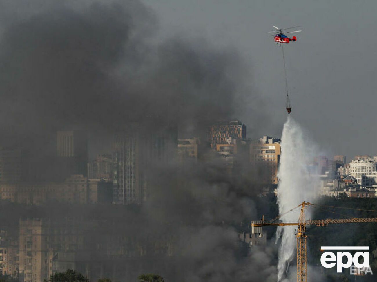 Для тушения пожара использовали три вертолета