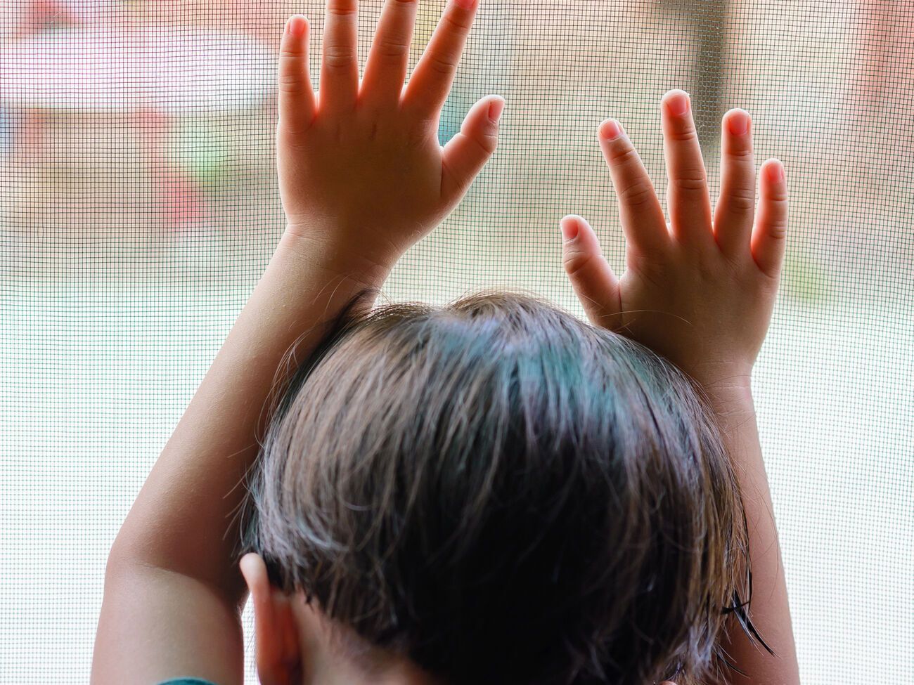 Один из малышей выпал из окна, когда оперся руками о москитную сетку, сообщили в полиции