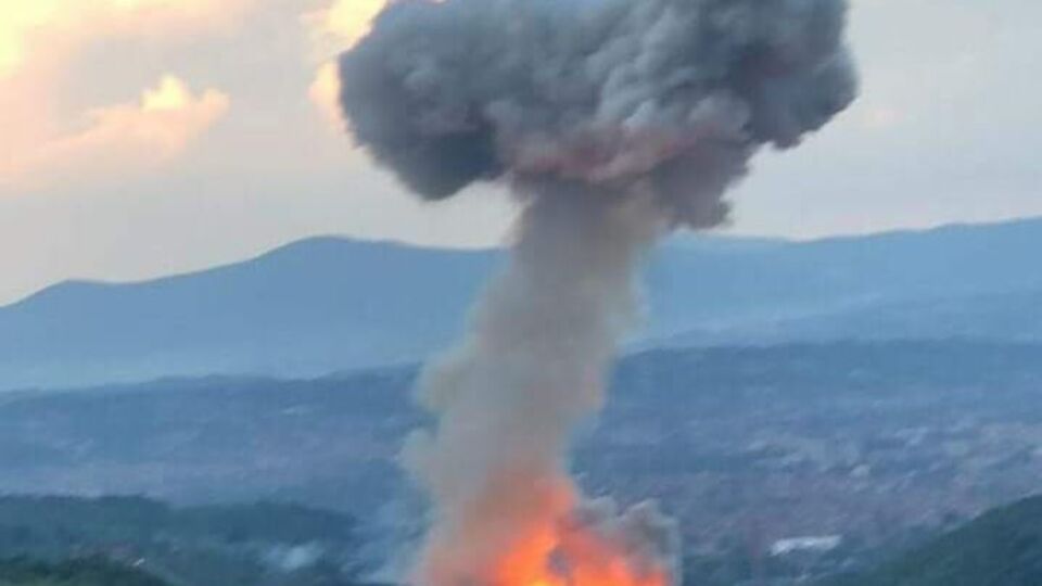 Над заводом образовалось облако дыма в форме гриба