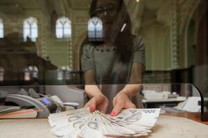 Гривна подорожала к доллару и подешевела к евро