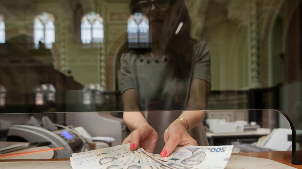 Гривна подорожала к доллару и подешевела к евро