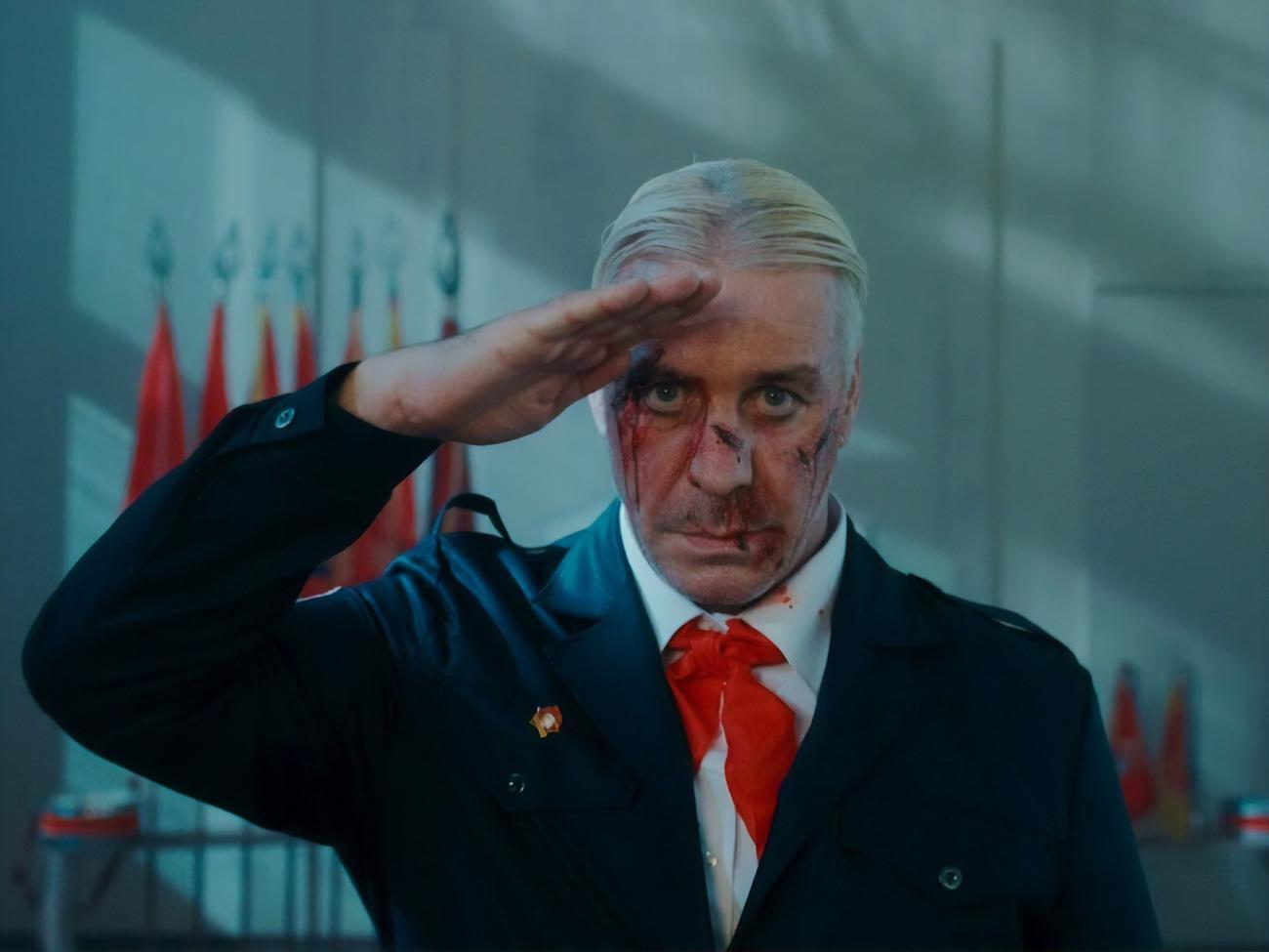 Действие клипа происходит в СССР