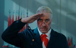 Действие клипа происходит в СССР