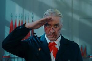 Действие клипа происходит в СССР