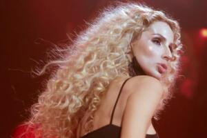 Loboda приміряла сукню з оригінальним декором