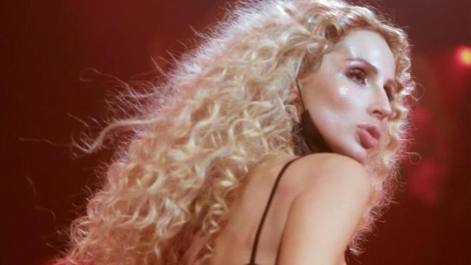 Loboda примерила платье с оригинальным декором