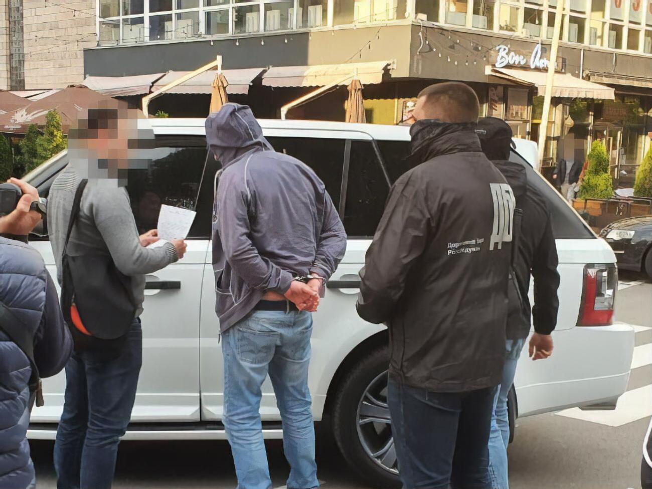 Посадовця і його спільника затримали 1 червня