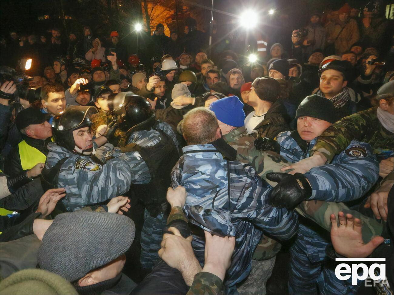 Протесты, которые получили название Евромайдан, а позже&nbsp;&ndash; Революция достоинства, продолжались по всей стране с 21 ноября 2013 года до конца февраля 2014 года