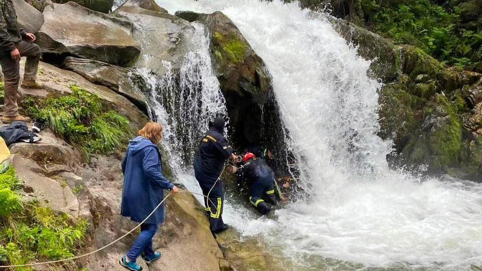 Тело погибшего ребенка доставали спасатели