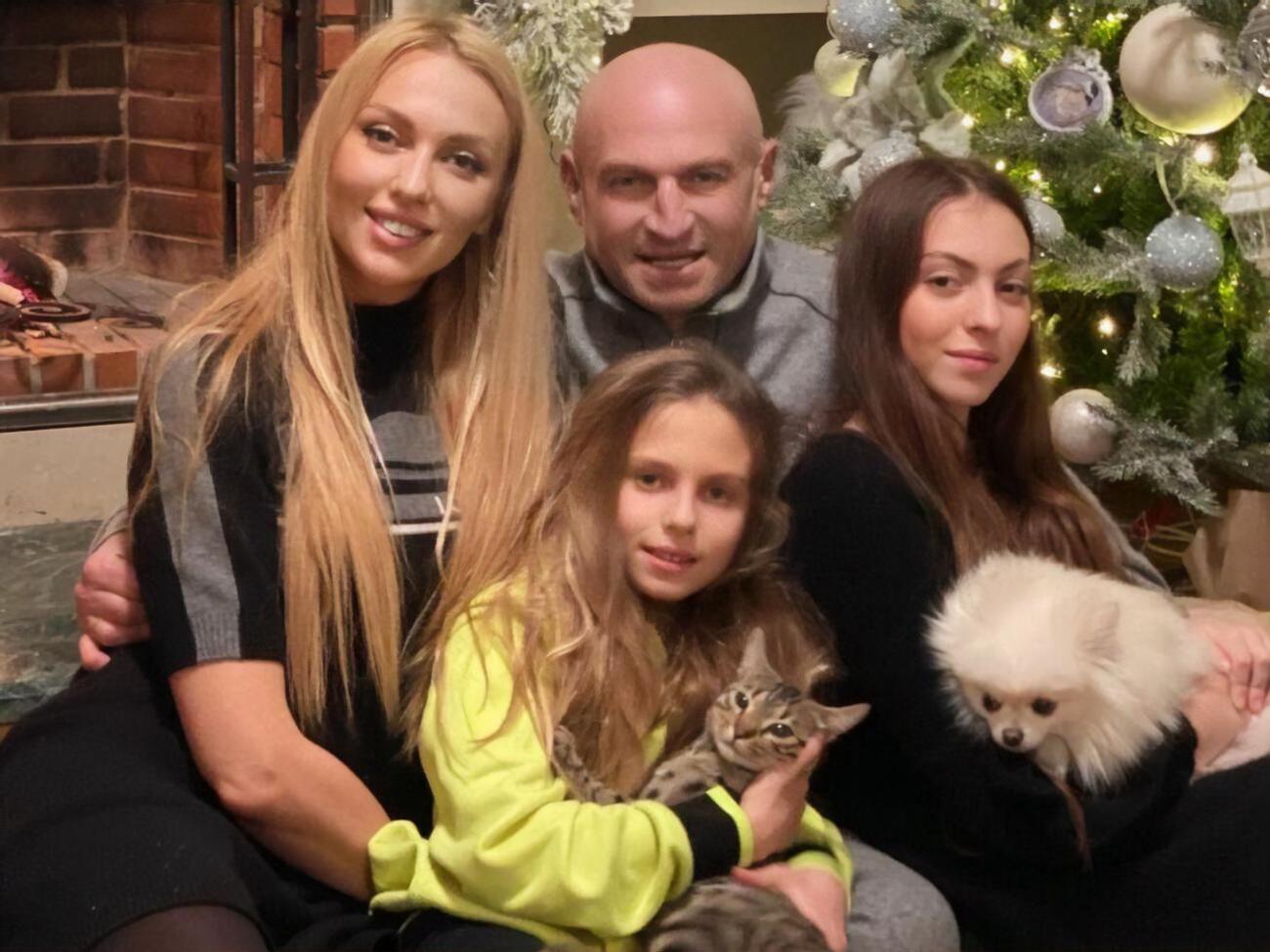 Полякова:&nbsp;Я должна рассказать, что будет у нашей кошки. У нас кошка беременна