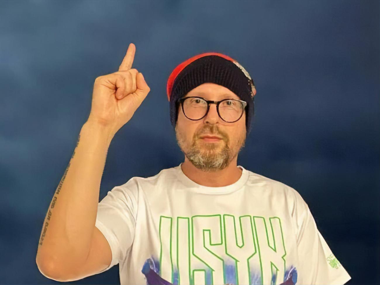 Сам Шарій зазначив, що він уже протягом 10 років не живе в Україні й не веде в ній жодної фінансової або господарської діяльності