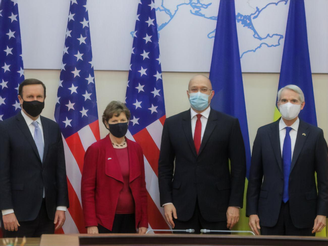 Достройка "Северного потока &ndash; 2" угрожает безопасности не только Украины, но и всей Европы, отметил Шмыгаль&nbsp;(второй справа) на встрече с сенаторами США