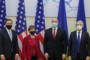 Достройка "Северного потока – 2" угрожает безопасности не только Украины, но и всей Европы, отметил Шмыгаль (второй справа) на встрече с сенаторами США