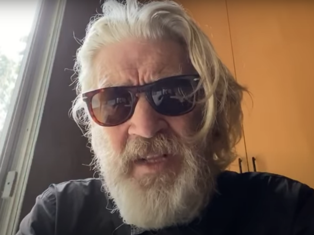 За время карантина Дэвид Линч отрастил волосы почти до плеч, чем немало восхитил поклонников