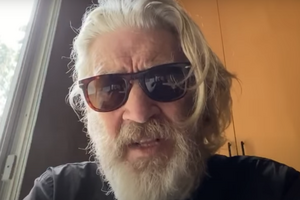 За время карантина Дэвид Линч отрастил волосы почти до плеч, чем немало восхитил поклонников