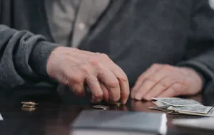 Пенсію, як і раніше, можна одержати у відділенні або через листоношу, повідомили в "Укрпошті"