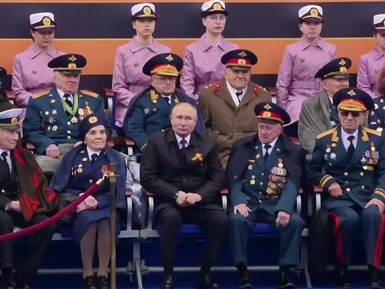 На параді 9 травня 96-річний Пронін сидів поруч із Путіним