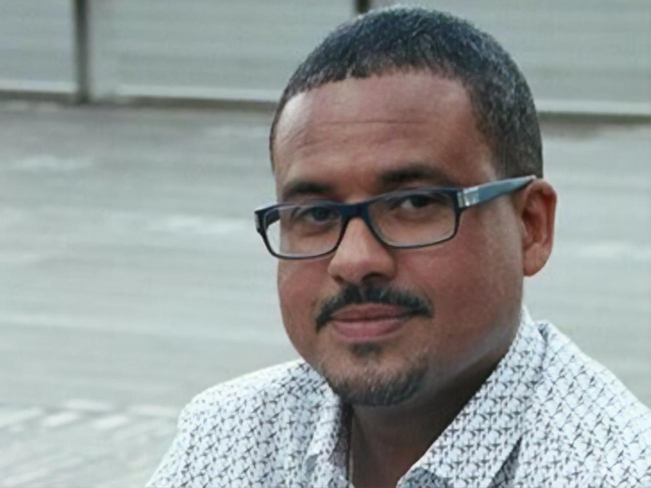 Диоп живет во Франции и преподает литературу XVIII века