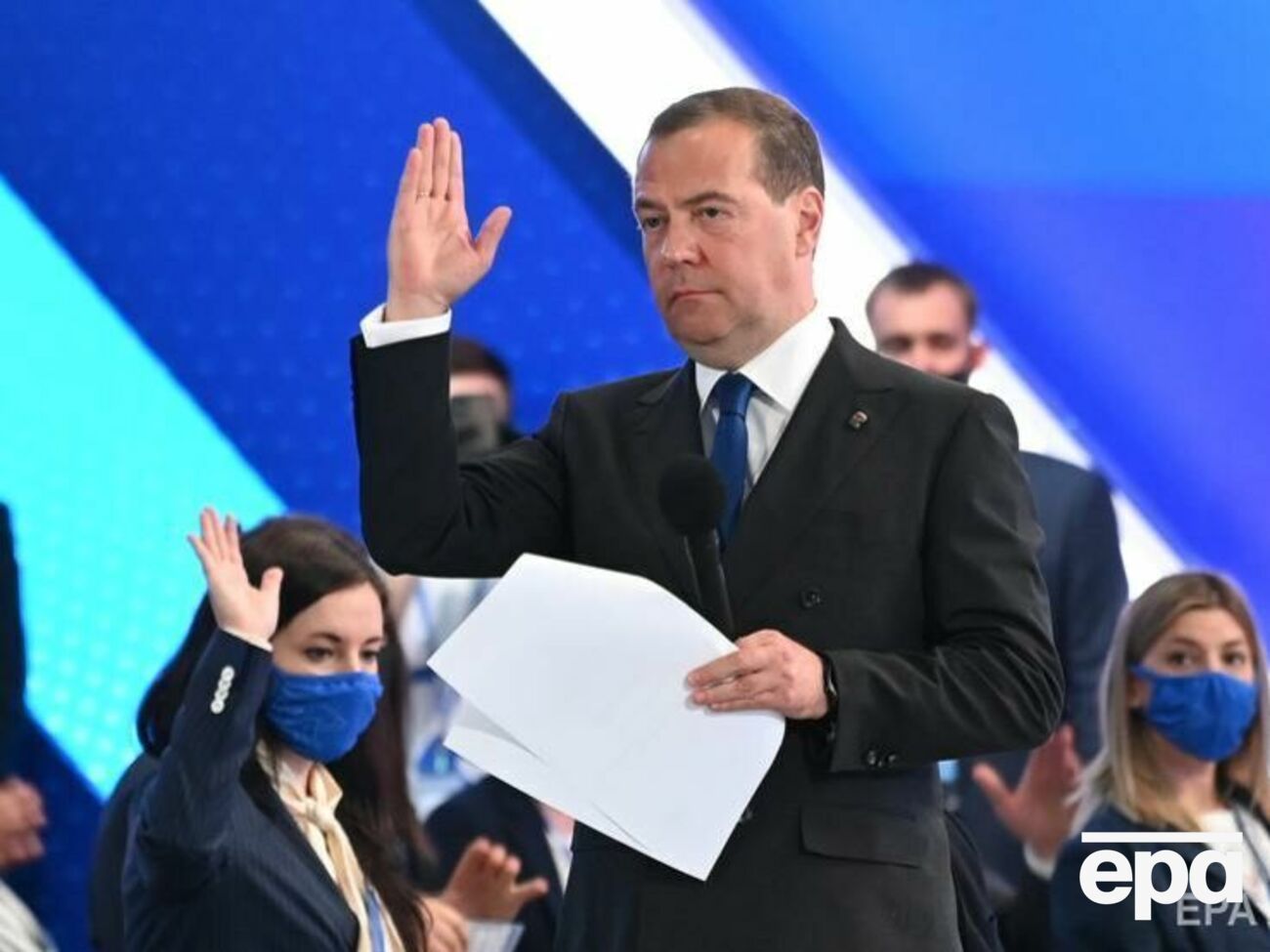 Медведева называли "безусловным авторитетом" для "Единой России"