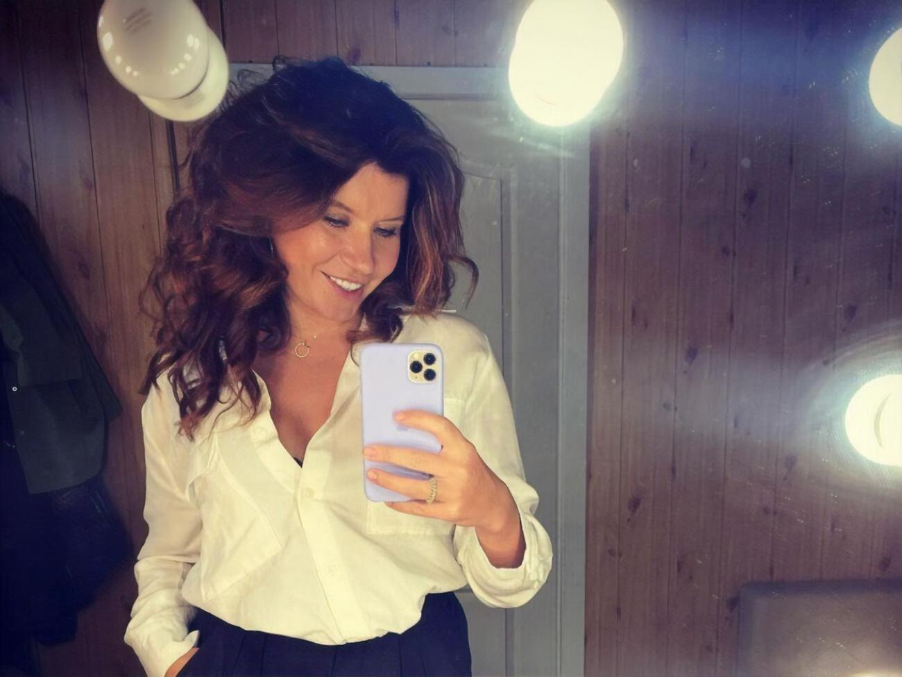 Ірина Монатік показала себе в купальнику на березі моря