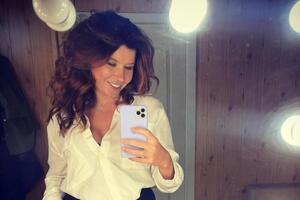 Ирина Монатик показала себя в купальнике на берегу моря