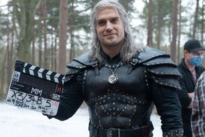Британский актер Генри Кавилл, исполняющий главную роль – ведьмака Геральта – на съемочной площадке сериала