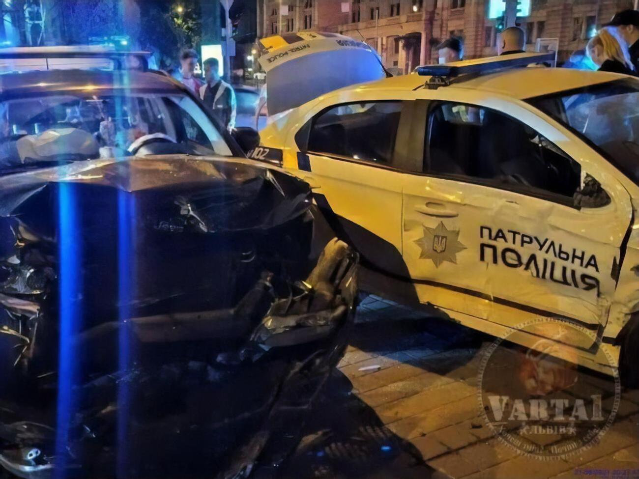 Все автомобили остановились, чтобы пропустить спецтранспорт с включенными сигналами, кроме одного Jeep, отметили в полиции