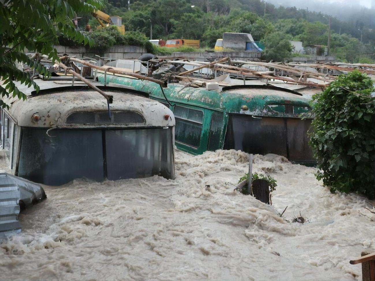 "Вода прибывает". В Ялте некоторые дома ушли под воду. Фоторепортаж