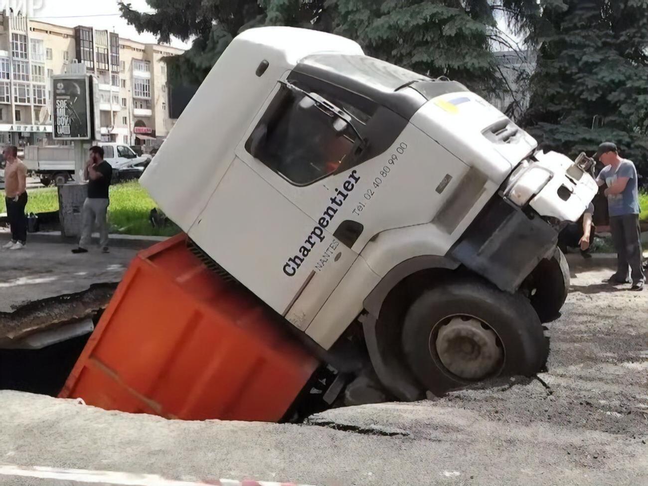 Вантажівка привезла матеріали, щоб відновити дорожнє покриття, але сама провалився в дірку