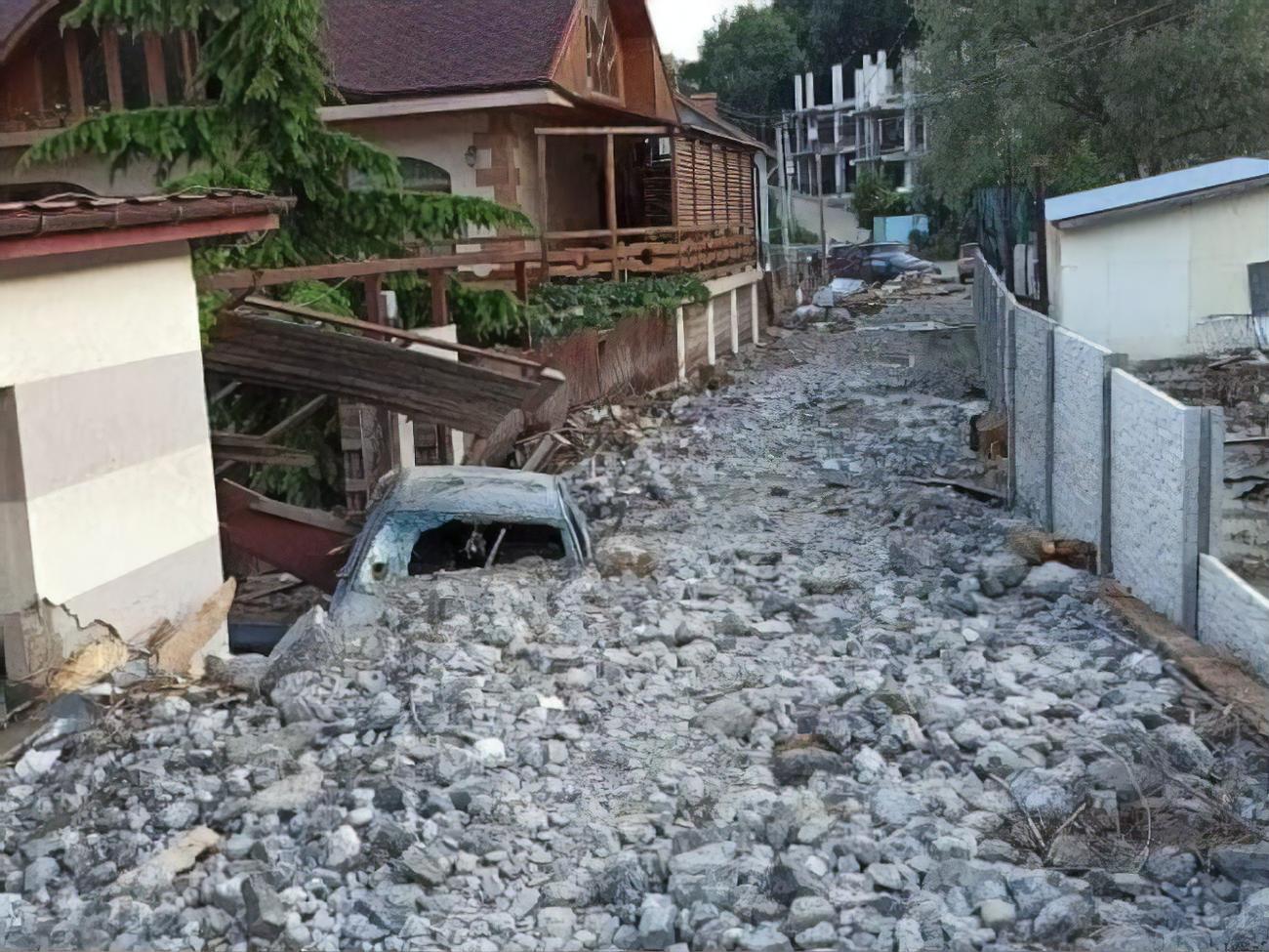 Ялту не только залило водой, но и засыпало строительным мусором