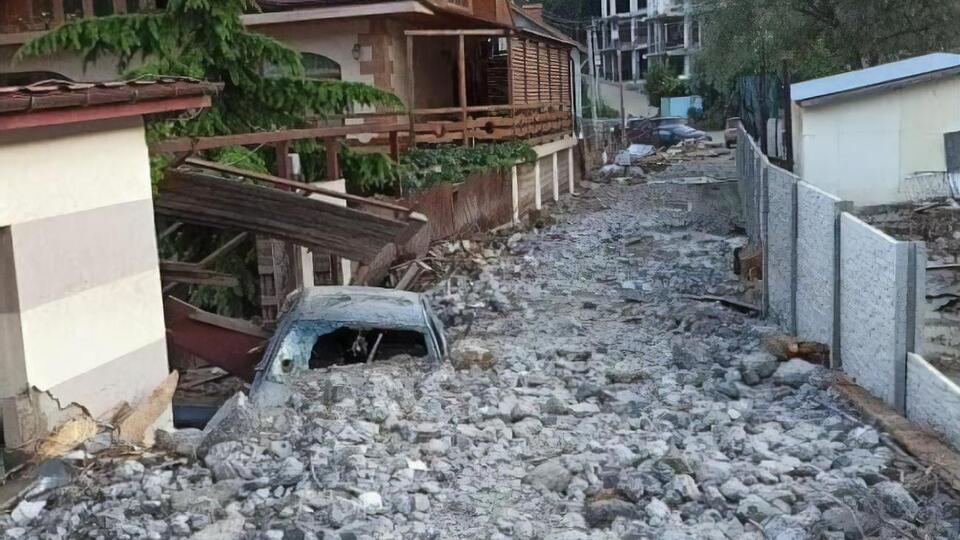 Ялту не тільки залило водою, а й засипало будівельним сміттям