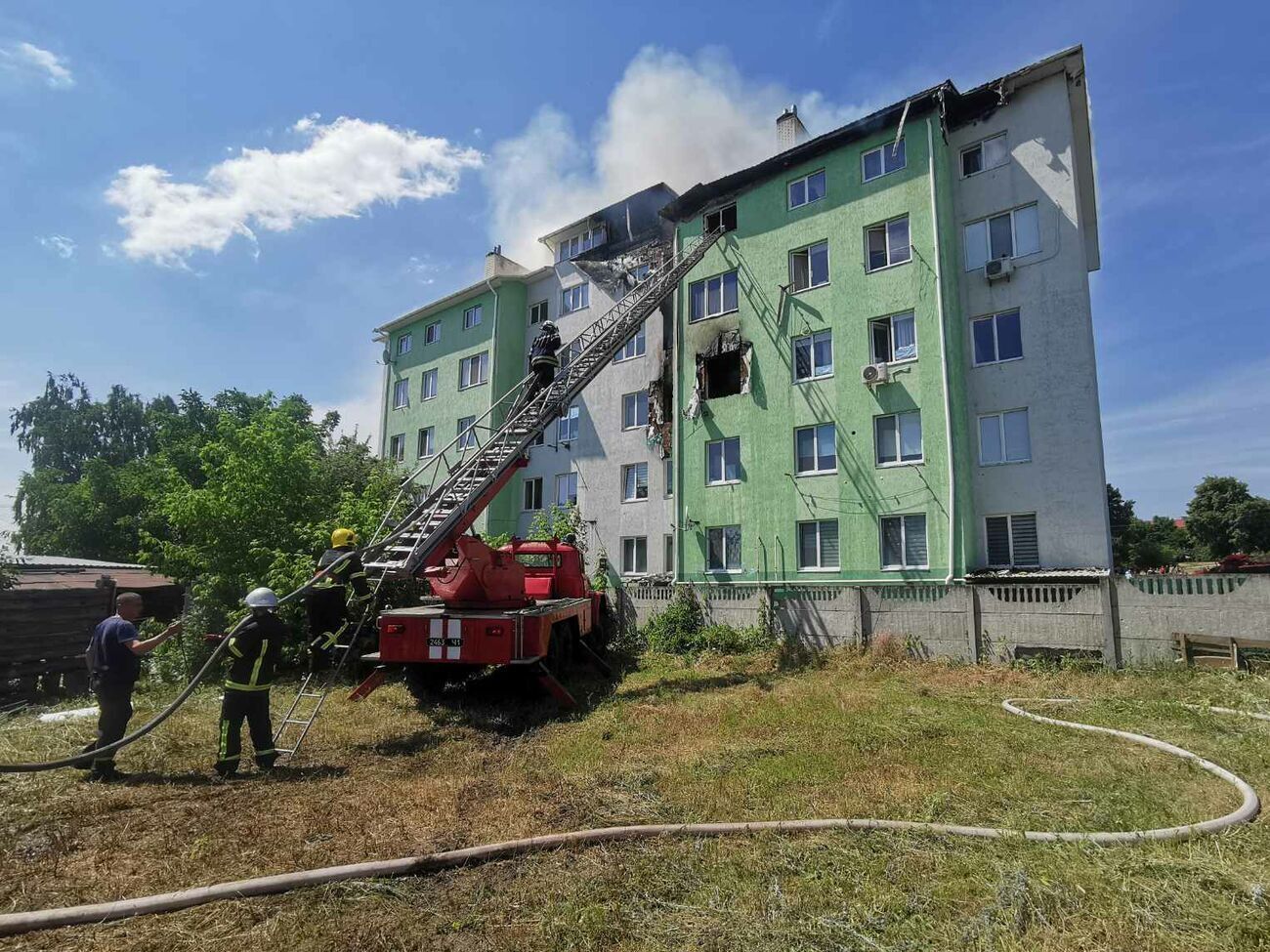 В 16.28 пожар удалось локализовать