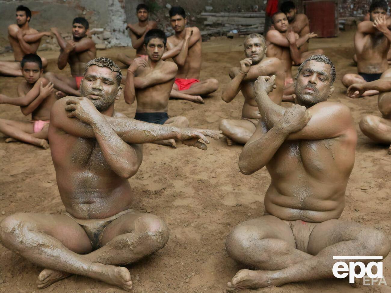 "Луч надежды во время пандемии". В мире отметили Международный день йоги. Фоторепортаж